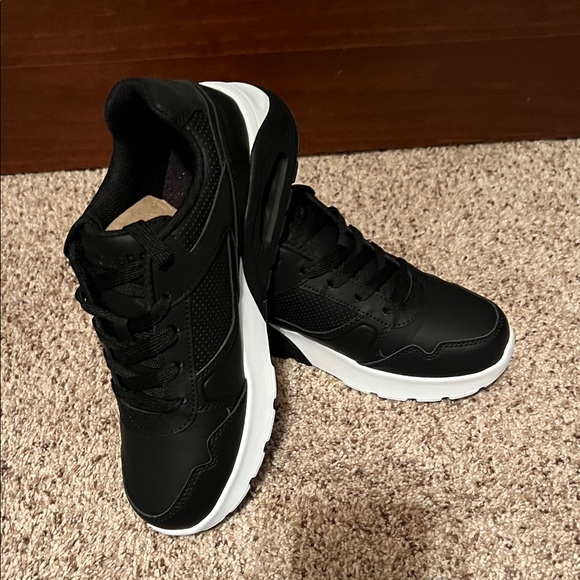 Skechers Kid’s Black and White Sneakers Youth 5 - Picture 2 of 5